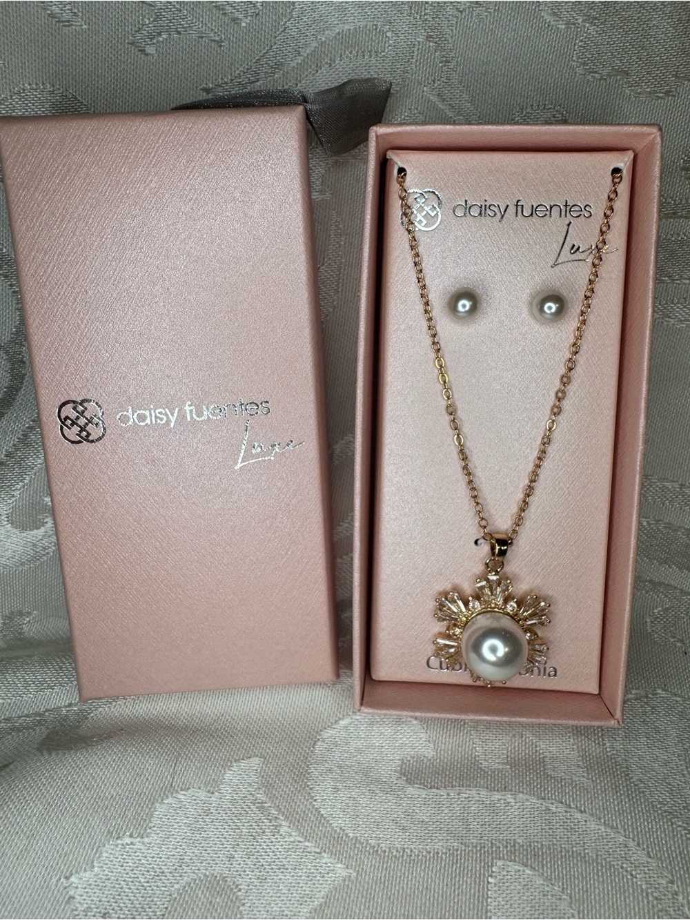 NWT Daisy Fuentes Luxe Pearl earrings and pearl starburst necklace